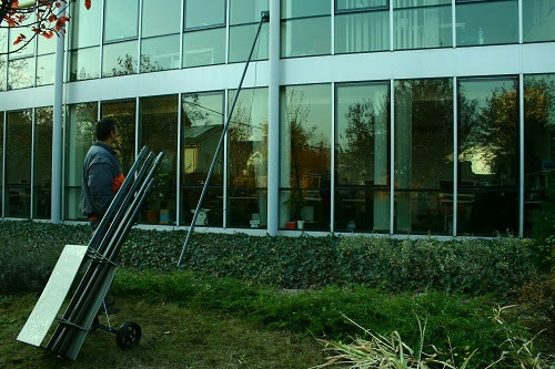 Irodaház üveghomlokzatának tisztítása teleszkópos rúddal